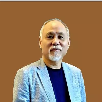 “삶을 우산처럼 들지 않는 시인” — 신광철, 상처 대신 웃음을 꾹 눌러 담다